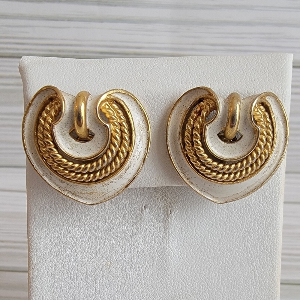 Vintage Crown Trifari Cream Enamel Gold Tone Rope Clip On Earrings